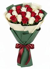 Букет Микс из красных и белых роз в Миллерово