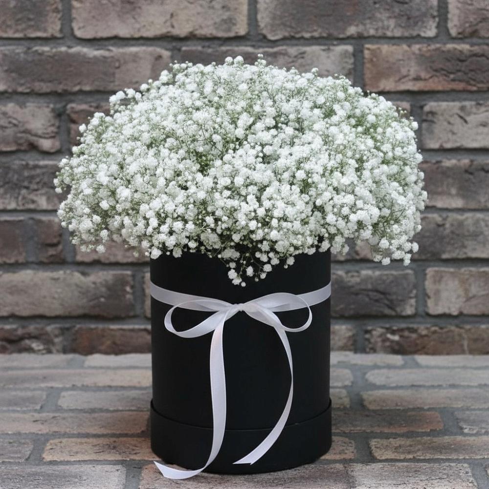 Цветочная композиция из Гипсофила в шляпной коробке в Миллерово