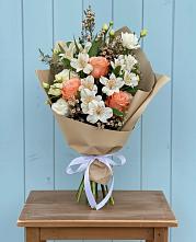 Букет цветов из:  Альстромерии, Лизиантусы, Розы и Хризантемы в Миллерово