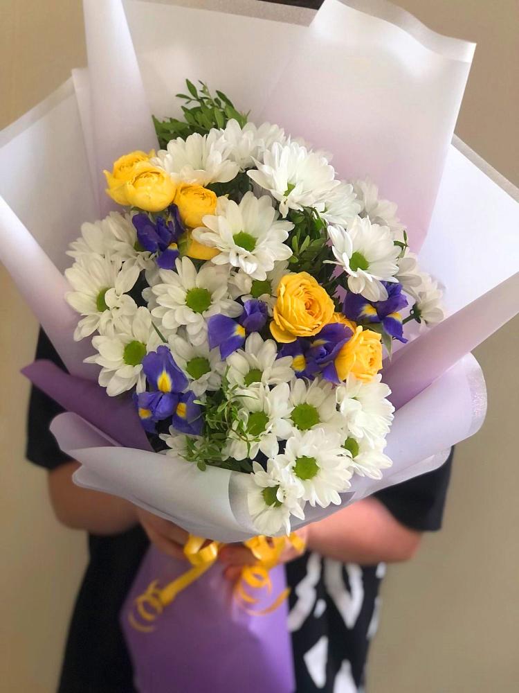Букет цветов из: Ирисы, Хризантемы и Розы в Миллерово