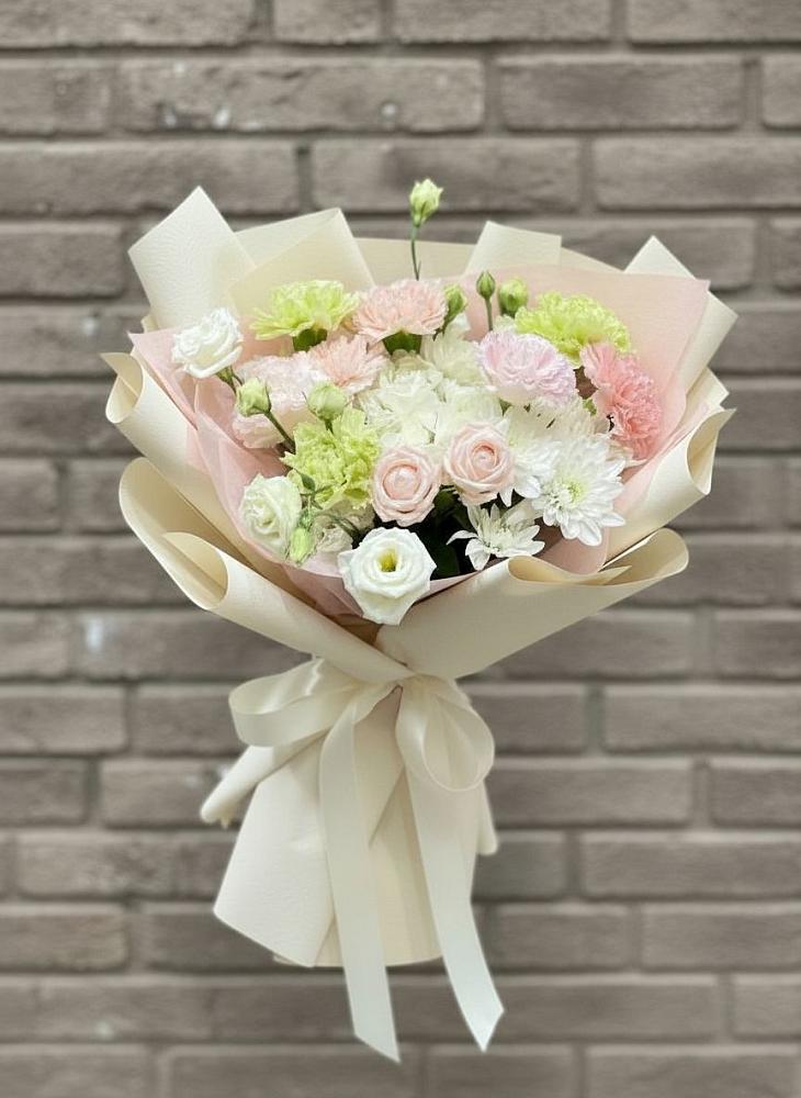 Букет цветов из: Гвоздики, Розы, Лизиантусы и Хризантемы в Миллерово