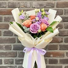 Букет цветов из:  Лизиантусы и Розы в Миллерово