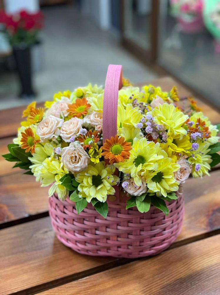 Цветочная композиция из Хризантемы и Розы в корзине в Миллерово