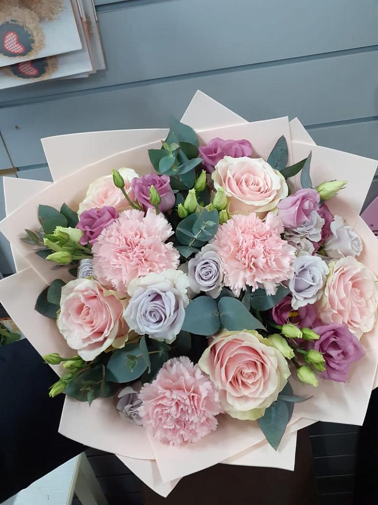 Букет цветов из: Розы, Гвоздики и Лизиантусы в Миллерово