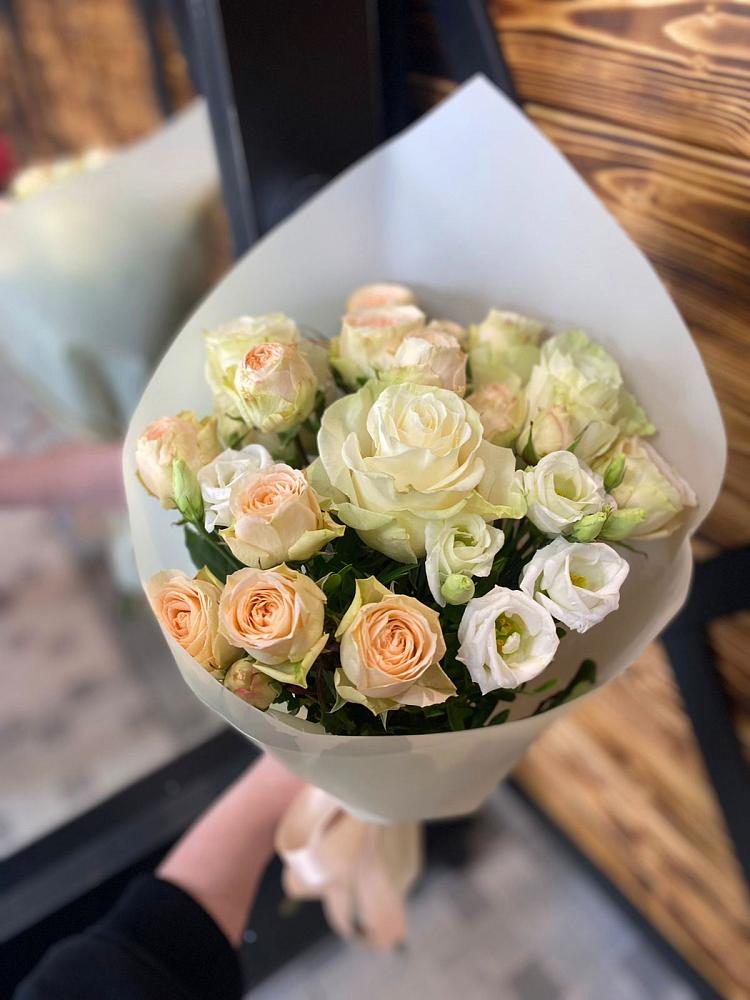 Букет цветов из: Розы и Лизиантусы в Миллерово